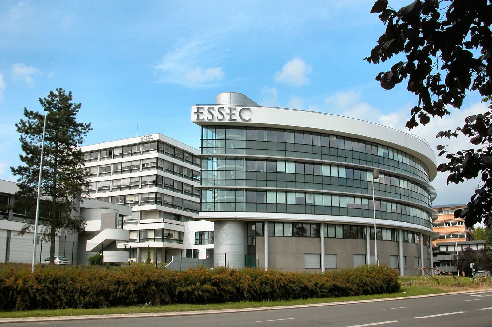Le bâtiment de verre du campus de l'ESSEC à Cergy, l'une des écoles du concours SÉSAME