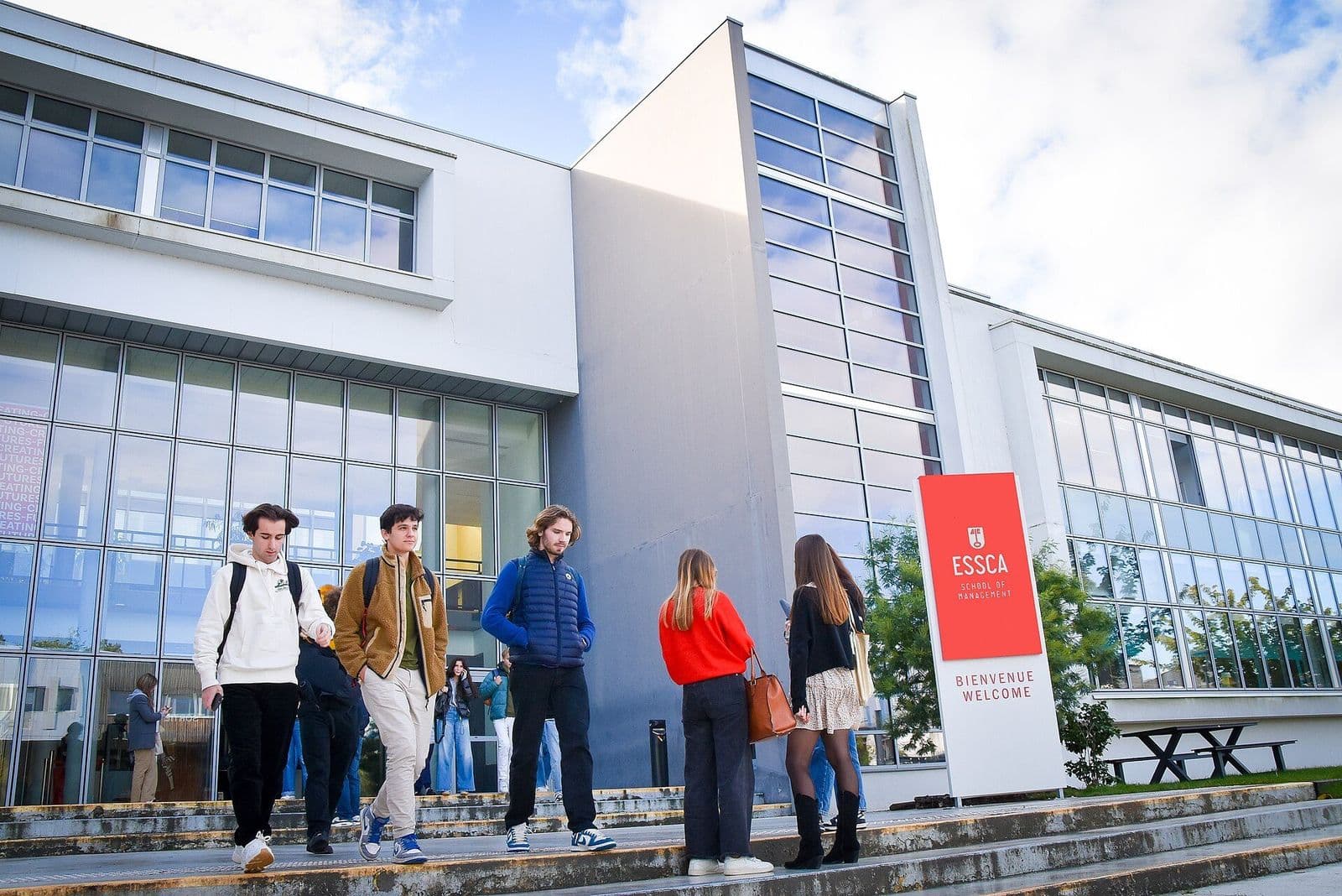 Des étudiants devant l'entrée du campus de l'ESSCA, l'une des trois écoles du concours ACCÈS
