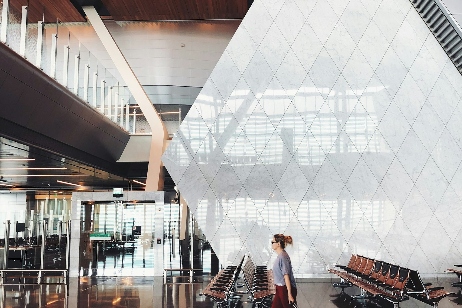 Une voyageuse traversant le hall d'un aéroport international